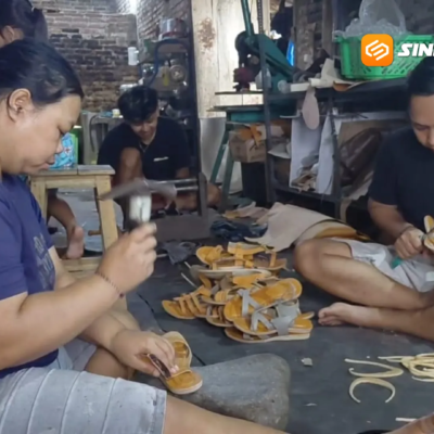 Permintaan Sandal Kulit Magetan Menurun Jelang Lebaran 2026, Perajin Hadapi Tantangan Baru