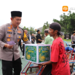 Polres Magetan Berbagi Bingkisan Lebaran, Ojol dan Tukang Becak Terbantu