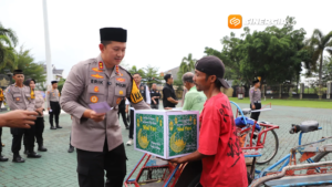 Polres Magetan Berbagi Bingkisan Lebaran, Ojol dan Tukang Becak Terbantu