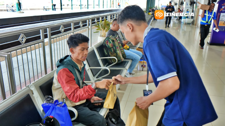 KAI Daop 7 Madiun Bagikan 700 Takjil Gratis untuk Penumpang KA Jarak Jauh Selama Lebaran 2026