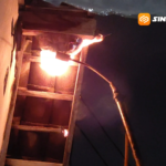 Waspada! Sarang ‘Tawon Ndas’ Sembunyi di Atap Rumah Warga Madiun, Begini Proses Evakuasinya