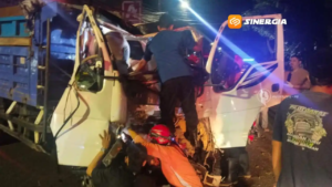 Diduga Mengantuk, Dump Truk Hantam Pohon di Jalur Nasional Madiun, Sopir Terjepit di Kabin
