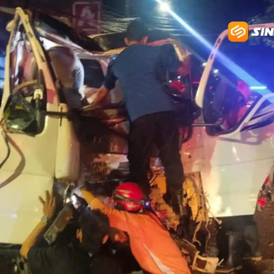 Diduga Mengantuk, Dump Truk Hantam Pohon di Jalur Nasional Madiun, Sopir Terjepit di Kabin
