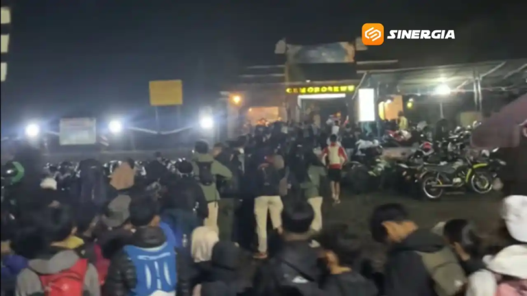 Antrean Pendaki Gunung Lawu Mengular Saat Libur Idulfitri 2026