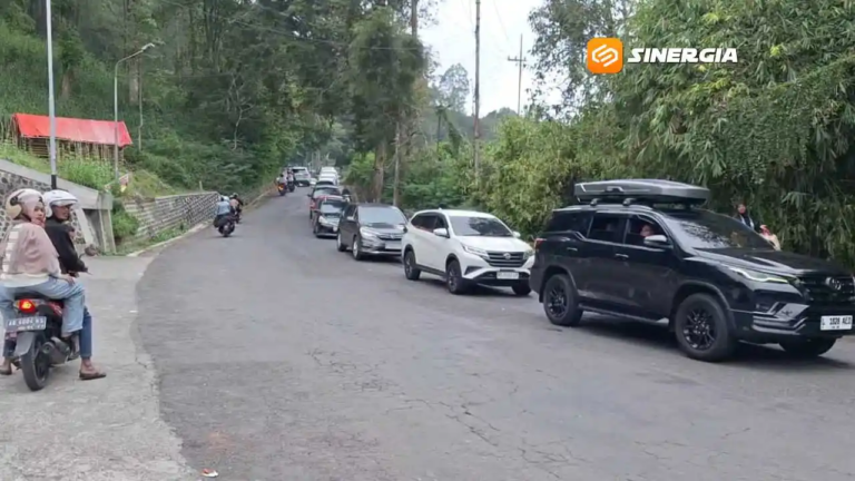 Telaga Sarangan Diserbu Wisatawan di Hari Ketiga Lebaran, Kemacetan Panjang Tak Terhindarkan