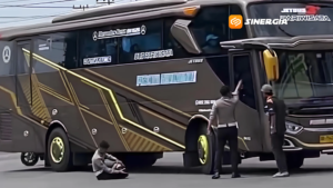 Bus Pariwisata Lindas Kaki Polisi Saat Putar Balik, Ini Kronologi Lengkapnya