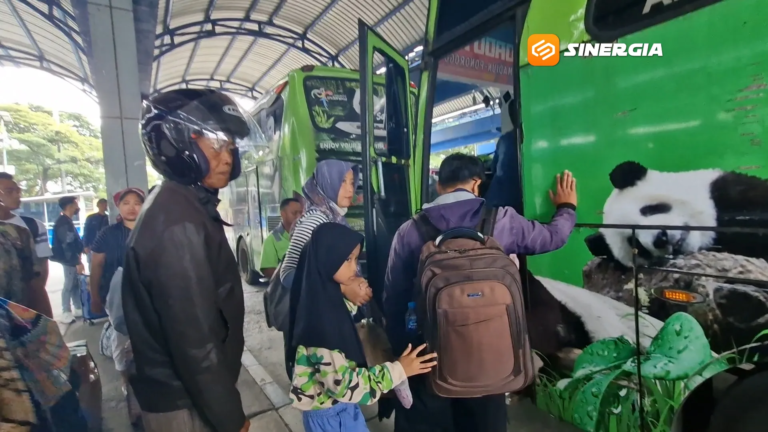 Terminal Seloaji Ponorogo Dipadati Penumpang, Berebut Naik Bus Tujuan Surabaya