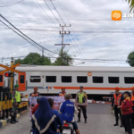 Palang Sudah Tertutup, Motor Tetap Terobos! Berujung Tabrakan dengan Kereta