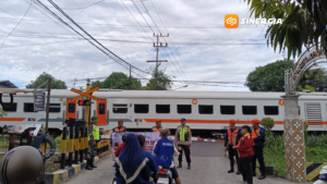 Palang Sudah Tertutup, Motor Tetap Terobos! Berujung Tabrakan dengan Kereta