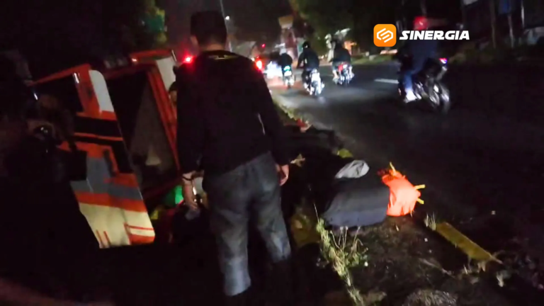 Kecelakaan Tunggal Elf di Jiwan Madiun, Sopir Diduga Mengantuk hingga Kendaraan Terguling