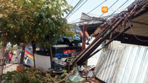 Bus Mogok Diseruduk Truk Boks di Madiun, Sopir Truk Boks Tewas Terjepit