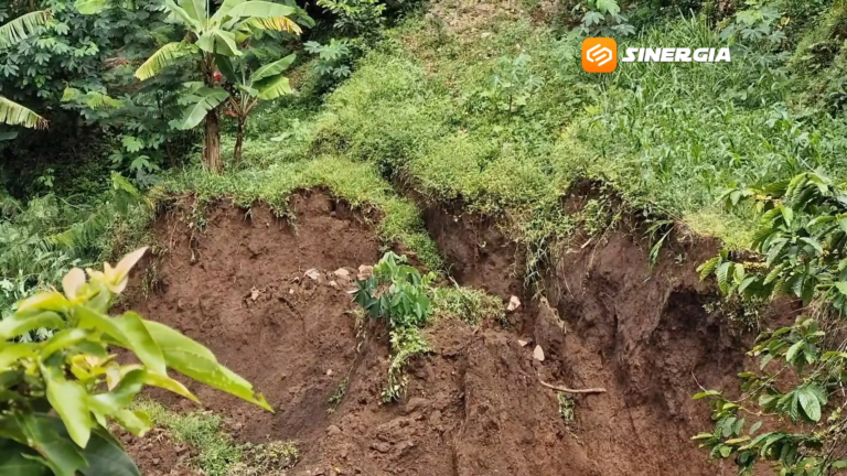 Hujan Deras Picu Longsor, Akses Antar Desa Terputus Dan Tutup Aliran Sungai