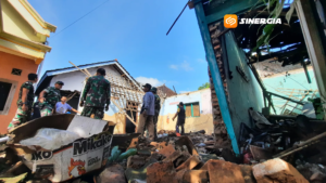 Gudang SDN 2 Bendo Magetan Roboh Diguyur Hujan Deras, Timpa Truk Warga