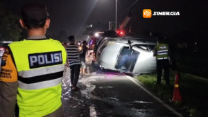 Minibus Rombongan Takziah Masuk Sungai di Madiun, Sopir Tewas