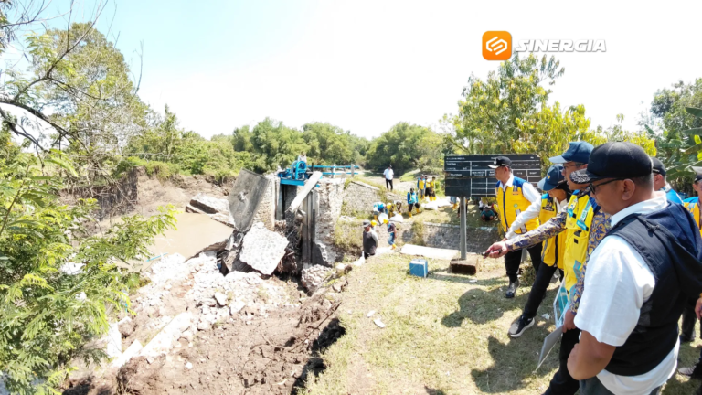Wamen PU Tinjau Bendung Kedungrejo Jebol di Madiun, Penanganan Darurat Ditargetkan 2 Minggu