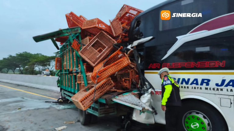 4 Kendaraan Terlibat Tabrakan Beruntun di KM 621 Tol Madiun Sejumlah Orang Terluka