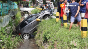 Mobil Terjun ke Parit Saat Ditinggal Salat, Diduga Lupa Tarik Rem Tangan