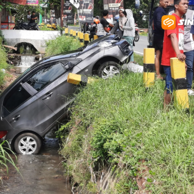 Mobil Terjun ke Parit Saat Ditinggal Salat, Diduga Lupa Tarik Rem Tangan