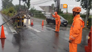Hujan Deras dan Angin Kencang Terjang Kota Madiun, PJU hingga Pohon Roboh Timpa Pos Security PLN
