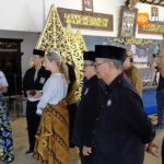 Wisatawan Inggris Kunjungi Padepokan PSHT Pusat Madiun, Kenali Pencak Silat dan Budaya Lokal
