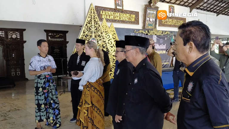 Wisatawan Inggris Kunjungi Padepokan PSHT Pusat Madiun, Kenali Pencak Silat dan Budaya Lokal