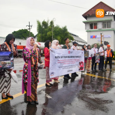 Berkebaya Peringati Hari Kartini, KAI Daop 7 Madiun Gelar Sosialisasi Keselamatan di Perlintasan Sebidang