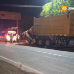 Truk Kayu Terguling usai Tabrak Truk Parkir, Satu Orang Tewas Terjepit