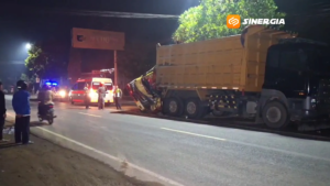 Truk Kayu Terguling usai Tabrak Truk Parkir, Satu Orang Tewas Terjepit