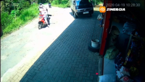 Jalan Rusak Pulung–Ngebel Makan Korban, Pembonceng Motor Terjatuh Terekam CCTV