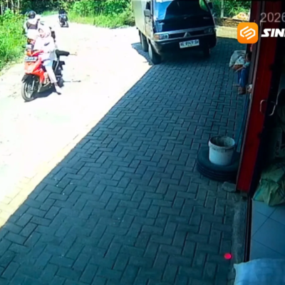 Jalan Rusak Pulung–Ngebel Makan Korban, Pembonceng Motor Terjatuh Terekam CCTV