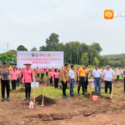 Polres Madiun dan Perhutani Tanam 2.250 Pohon di Kare, Peringati Hari Bumi 2026