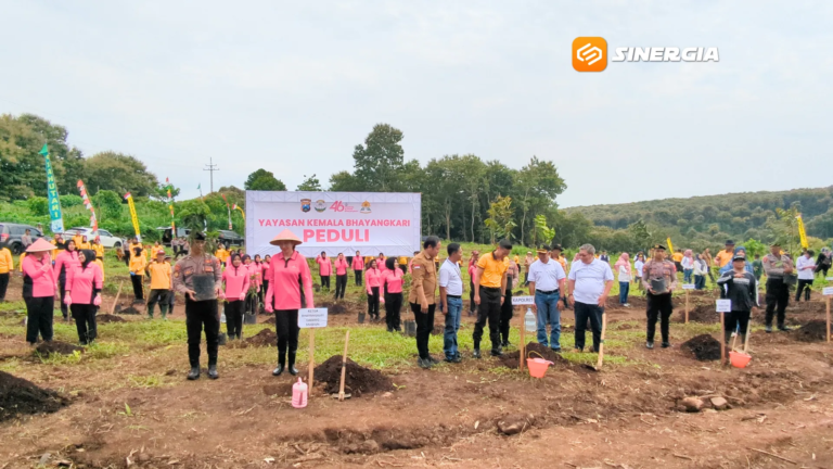 Polres Madiun dan Perhutani Tanam 2.250 Pohon di Kare, Peringati Hari Bumi 2026