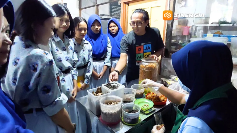 Belajar Meracik Warisan Nusantara, Siswa SMPN 13 Kota Madiun Antusias Kenal Jamu di D’Jamoe