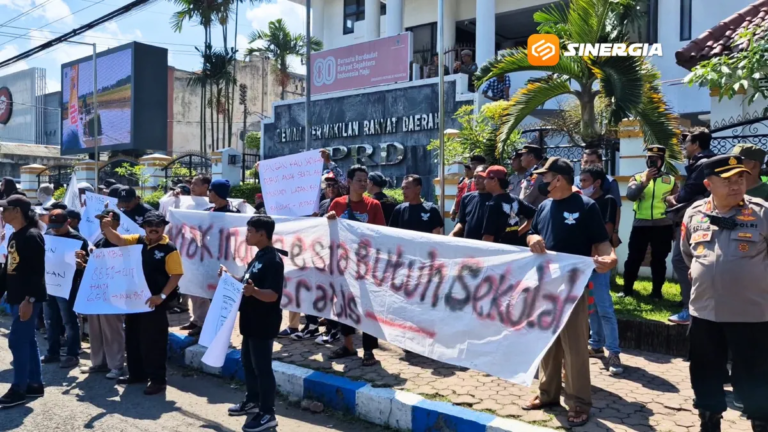 Ratusan Massa Demo Tolak MBG, Soroti Nasib Guru Honorer di Ponorogo