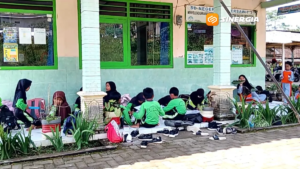 Potret Pendidikan di Magetan, Siswa SDN Sumbersawit 3 Magetan Belajar di Teras