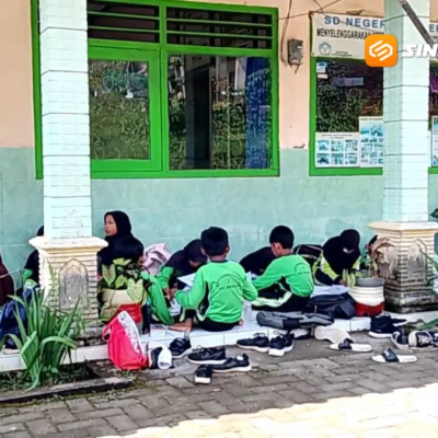 Potret Pendidikan di Magetan, Siswa SDN Sumbersawit 3 Magetan Belajar di Teras