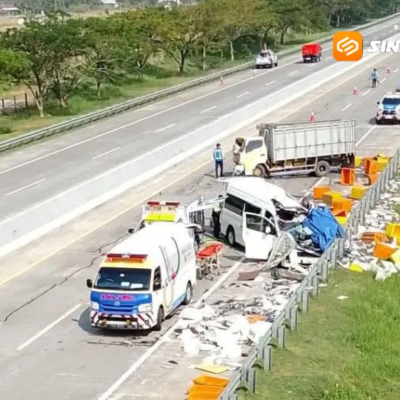 Diduga Sopir Mengantuk, Minibus Hiace Tabrak Truk, 2 Korban MD