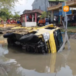 Hindari Pemotor, Truk Engkel di Magetan Nyungsep ke Sungai