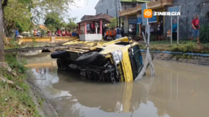 Hindari Pemotor, Truk Engkel di Magetan Nyungsep ke Sungai