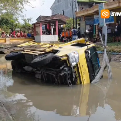 Hindari Pemotor, Truk Engkel di Magetan Nyungsep ke Sungai