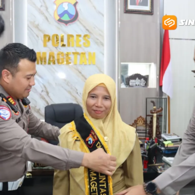 Aksi Emak-emak Hadang Bus Viral, Polisi Anugerahkan sebagai Duta Lalu Lintas Magetan 2026