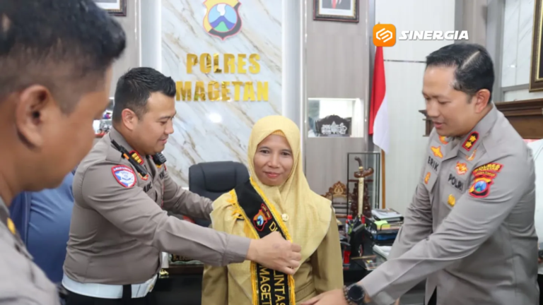 Aksi Emak-emak Hadang Bus Viral, Polisi Anugerahkan sebagai Duta Lalu Lintas Magetan 2026