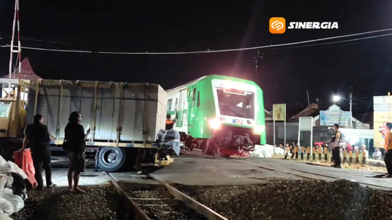 Truk Bermuatan Hebel Patah As Roda di Perlintasan JPL 136, Perjalanan KA di Daop 7 Madiun Terganggu