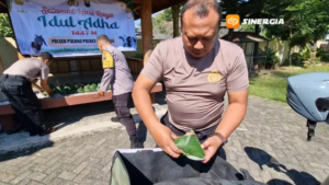 Polsek Pulung Bagikan Daging Kurban dengan Bungkus Daun Pisang