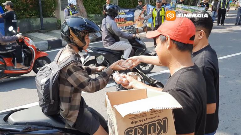 Ratusan Peternak di Magetan Bagikan 3 Ton Telur Gratis, Protes Harga Anjlok di Bawah HPP