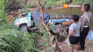 Pick up Terjun ke Sungai di Ngawi, Tiga Pekerja Tebu Terluka