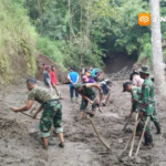 Longsor dan Banjir di Balong, TNI-Polri Bangun Jembatan Darurat untuk Warga