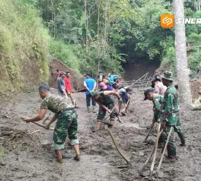 Longsor dan Banjir di Balong, TNI-Polri Bangun Jembatan Darurat untuk Warga