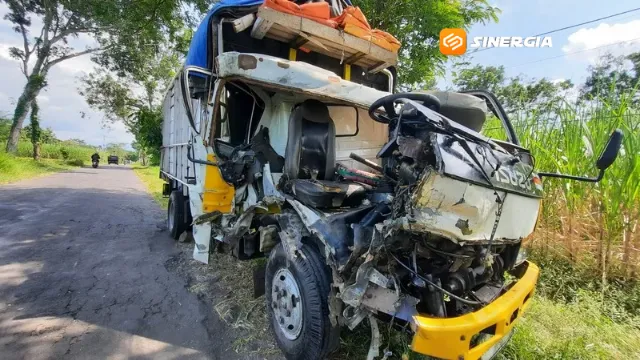 Tabrakan Beruntun di Magetan Libatkan Dua Truk dan Sepeda Motor