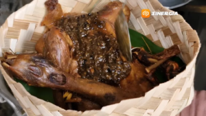 Bebek Bumbu Hitam Pulung, Perpaduan Rempah Medok dan Aroma Smoky yang Bikin Lidah Ketagihan